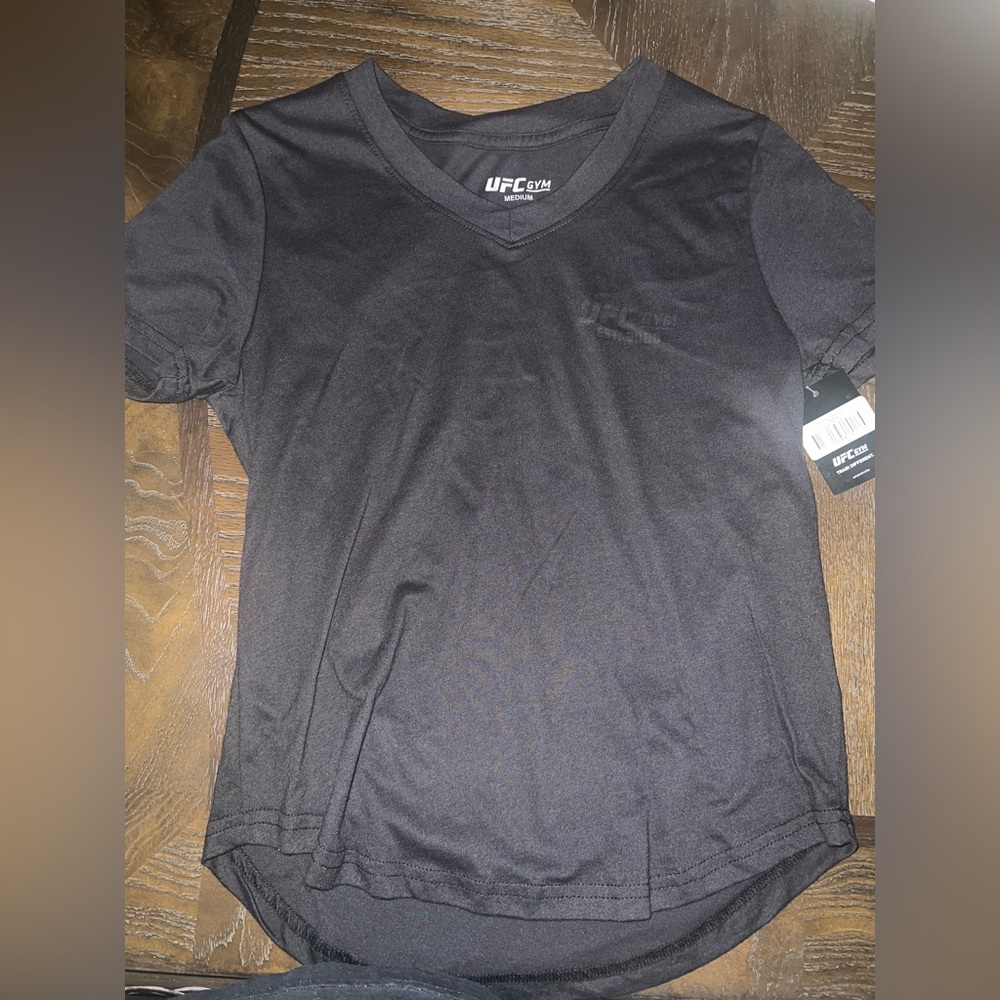 UFC Gym Women's Onyx V-neck Shirt Sleeve T-shirt Black Size Medium NWT